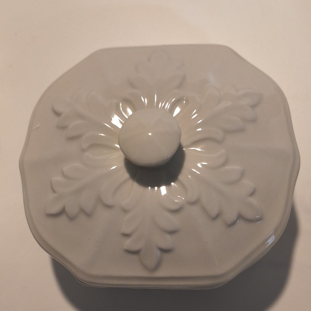Classic White Ceramic Dish With Lid
